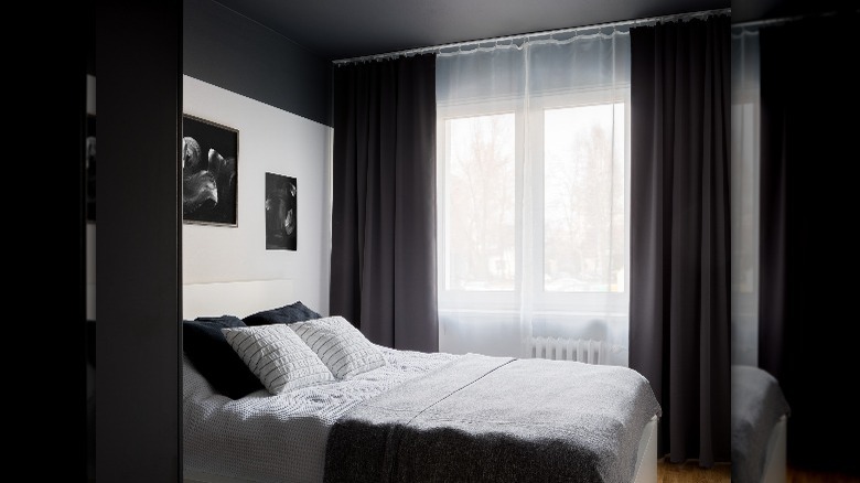 bedroom with black ceiling