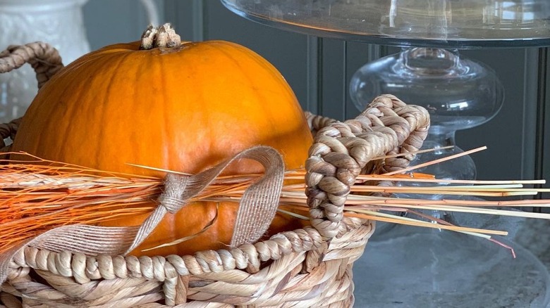 fall decor pumpkins 