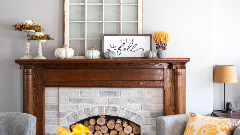 hello fall signage on mantel 