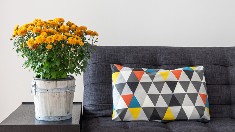 yellow mum bouquet 