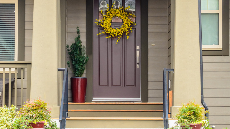 neutral home with wreath