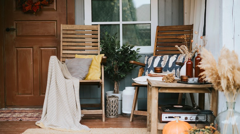 porch with turntable