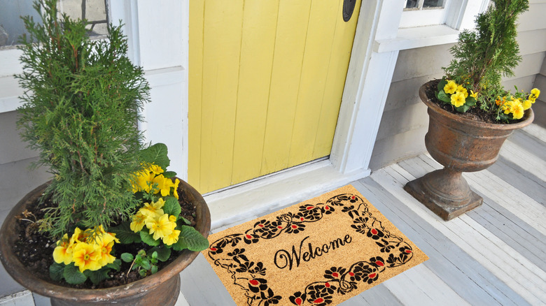 two-toned flooring on porch 