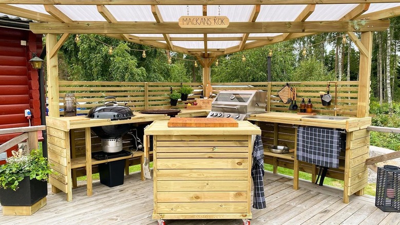 Outdoor kitchen with custom sign