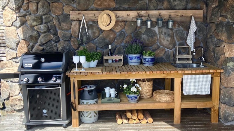 Outdoor kitchen with hanging rack