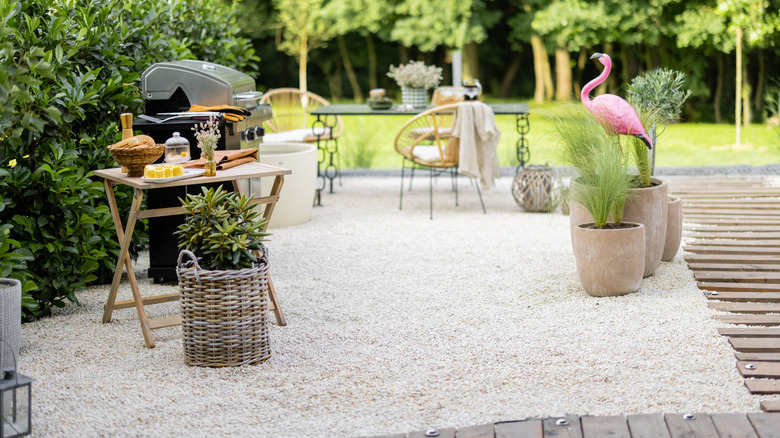 patio with pebble floor