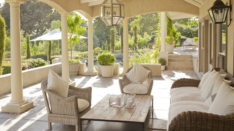 covered patio with outdoor seating