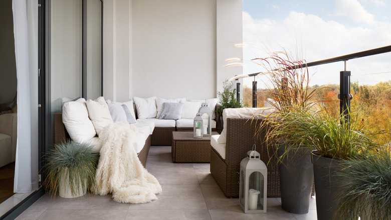chic white outdoor furniture