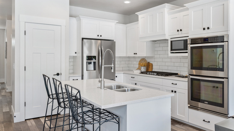 Light and bright kitchen with island