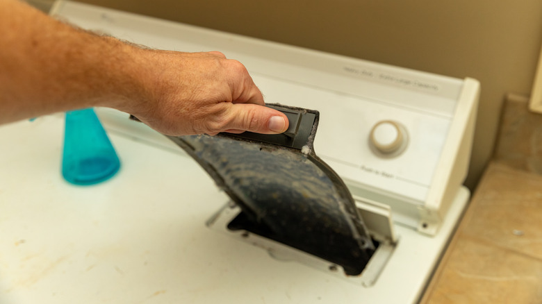 removing dirty lint trap