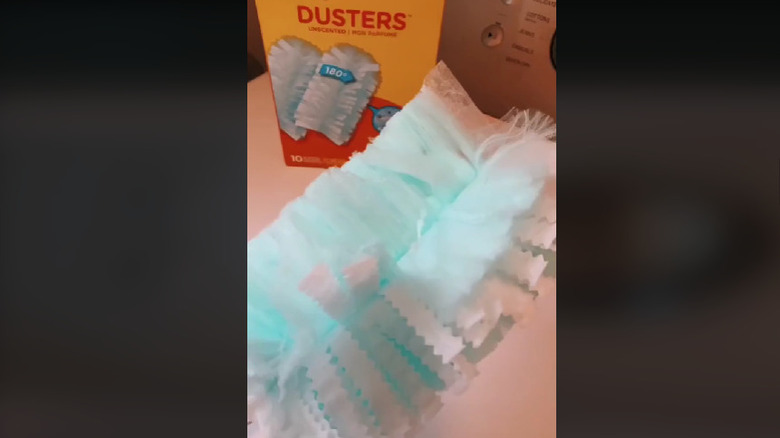 Swiffer duster for removing lint