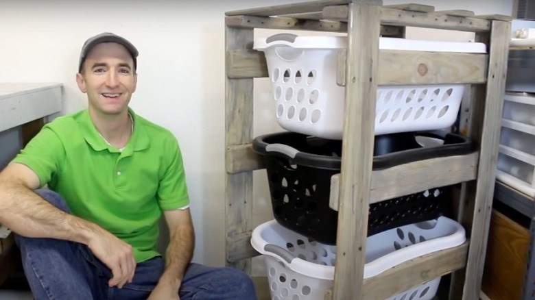 DIY pallet laundry basket holder