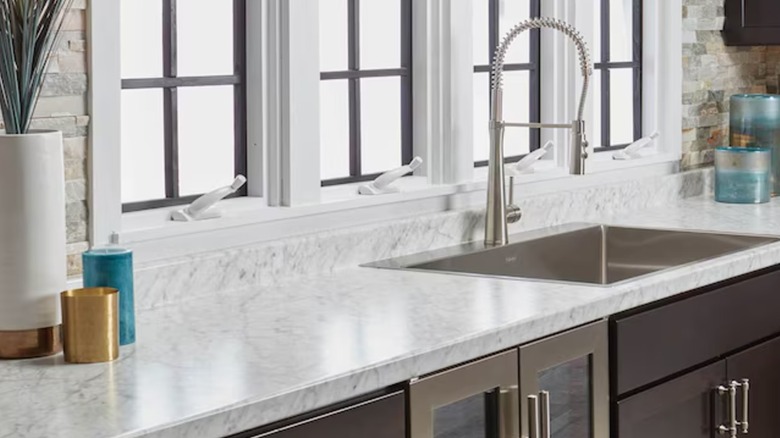 A kitchen with marble-look laminate countertops