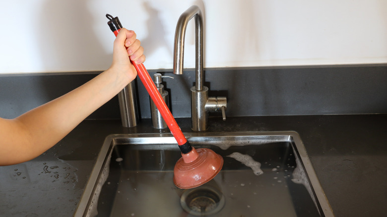 Hang plunging sink