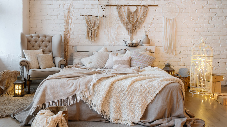 woven wall pieces in bedroom