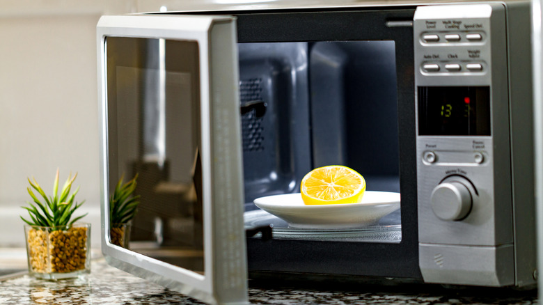 Cleaning microwaves with lemon