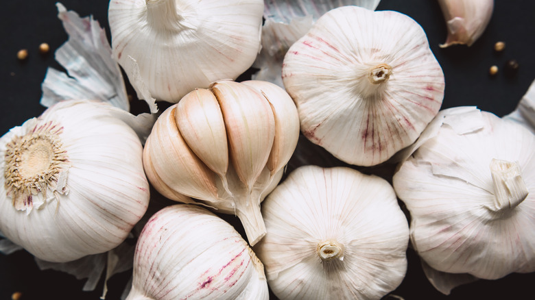 garlic on table 