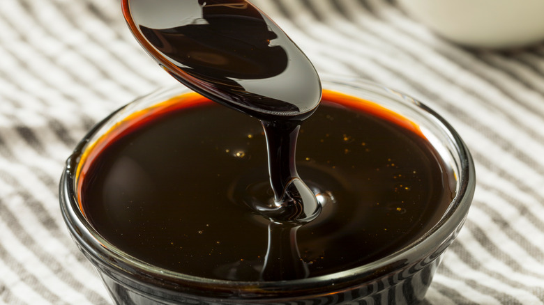 molasses in bowl 