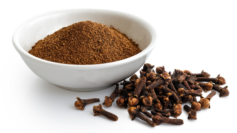 ground cloves and whole cloves