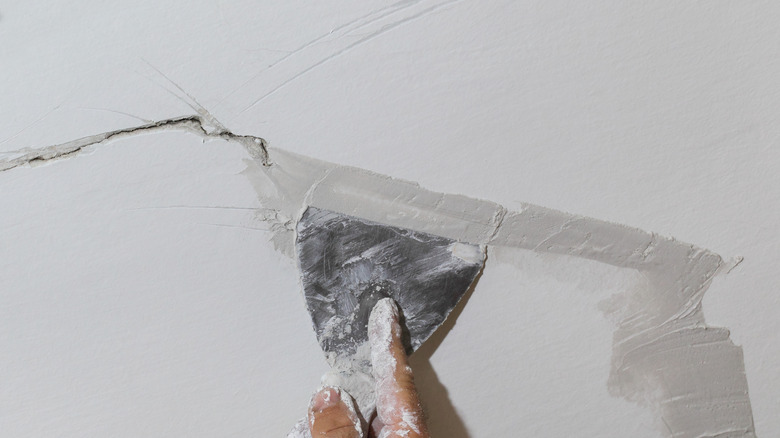 sealing cracks in wall