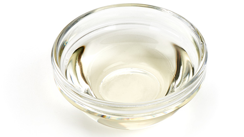 Bowl of white vinegar