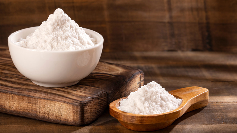 Baking soda in spoon and bowl