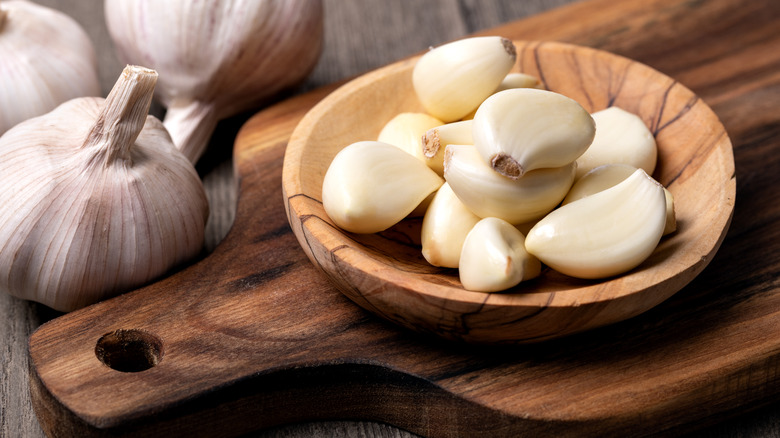 Garlic cloves in bowl