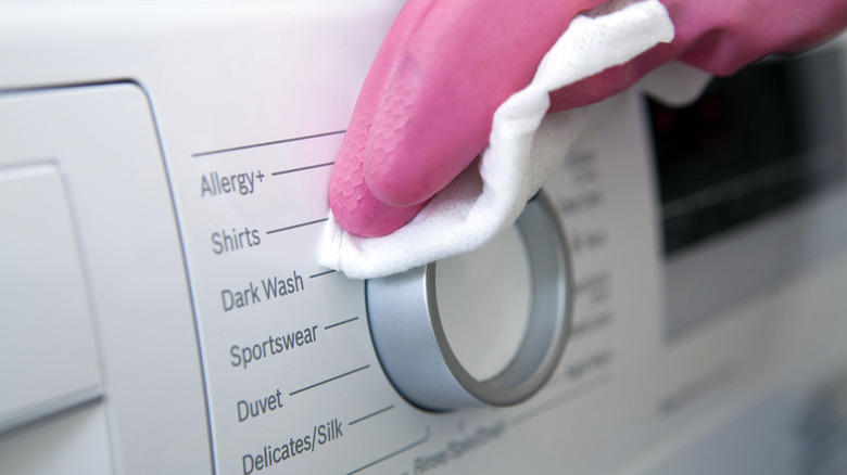 Wiping clean a laundry machine knob