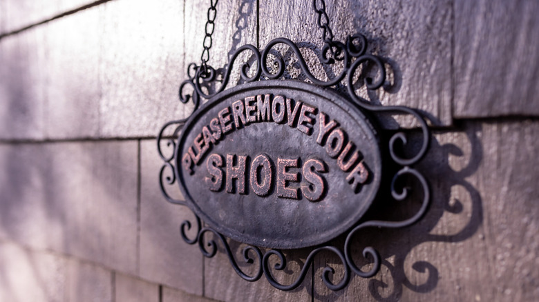 remove your shoes 