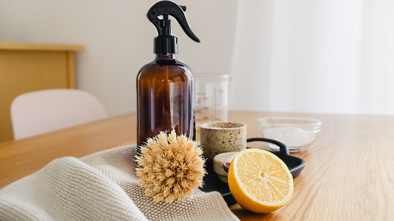 non-toxic homemade cleanser with white vinegar