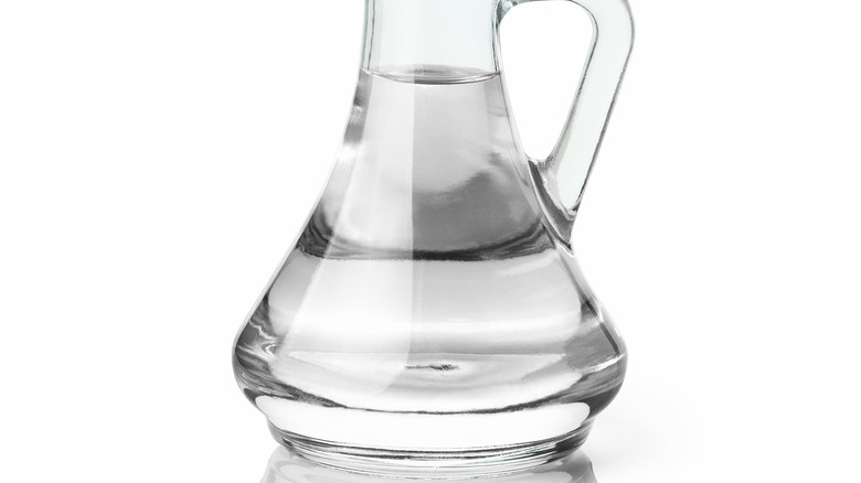 White vinegar in container
