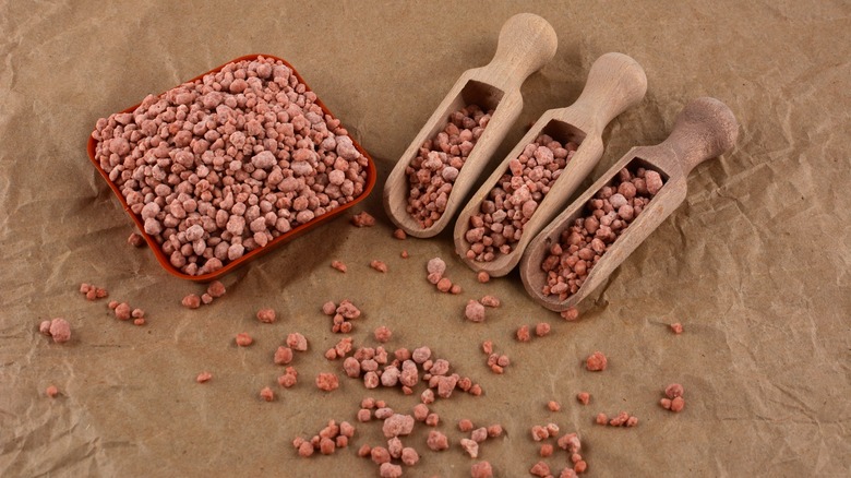 Red blood meal pellets