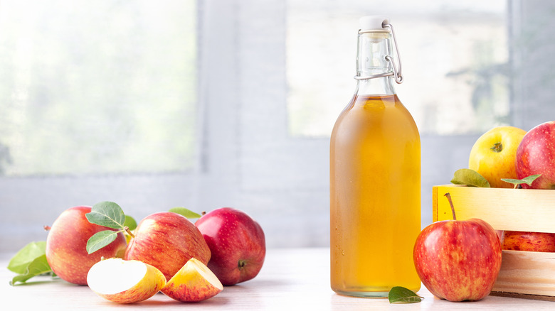 apple cider vinegar and fresh apples