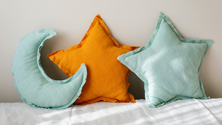 different throw pillows