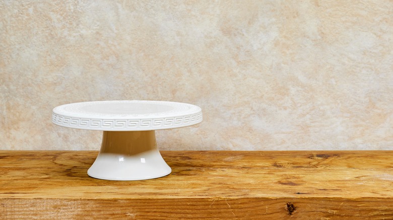 empty cake stand