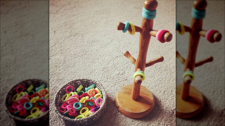 Wood coffee mug holder with plastic rings