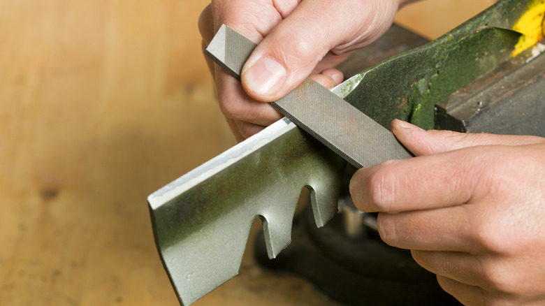 sharpening lawn mower blade