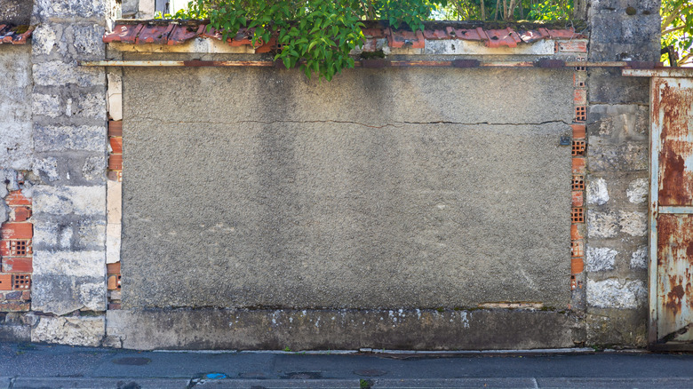 Cement wall with horizontal crack across the top half