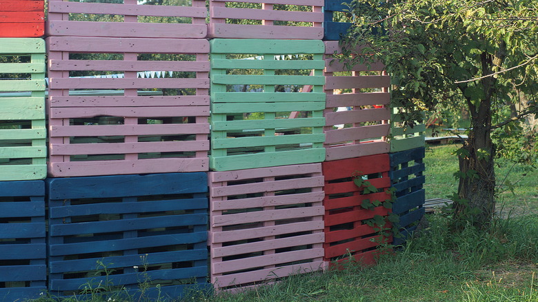 DIY wood pallet fence