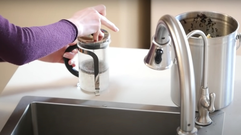 Cleaning French press with water