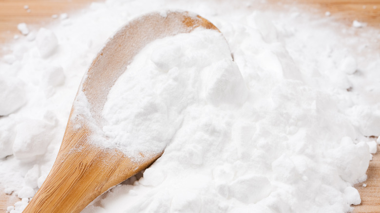 baking soda on spoon