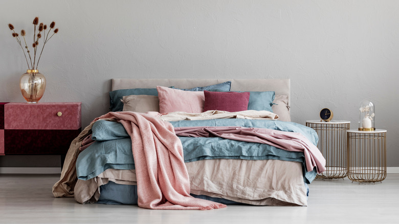 Bed with pink pillows and blankets