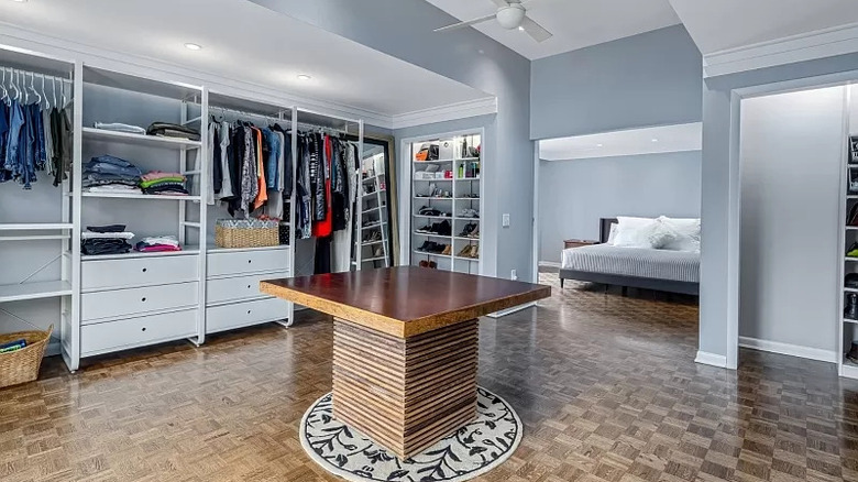 walk-in closet 