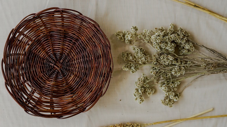 rattan disc with flowers