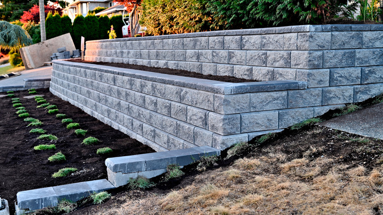 Concrete retaining wall