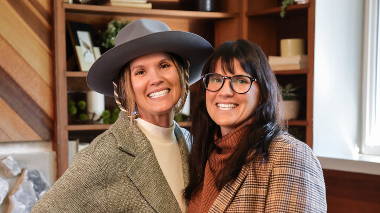 Twin sisters Leslie Davis and Lyndsay Lamb smiling.