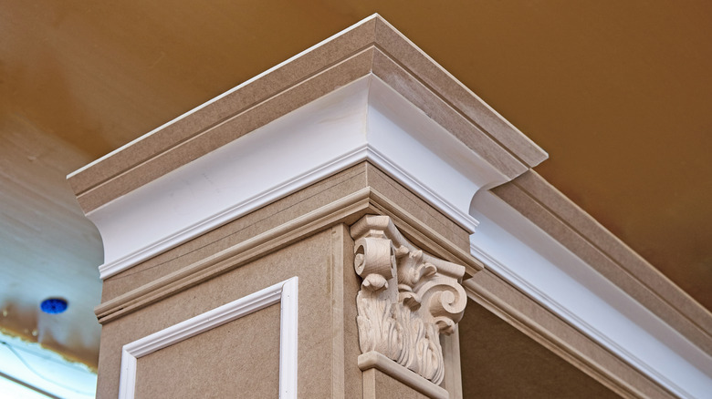 Crown moulding painted in contrasting colors