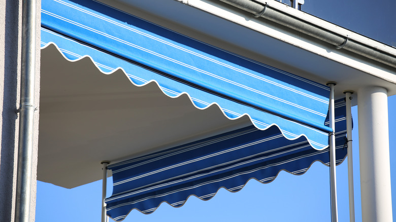 Drop-down awning in blue