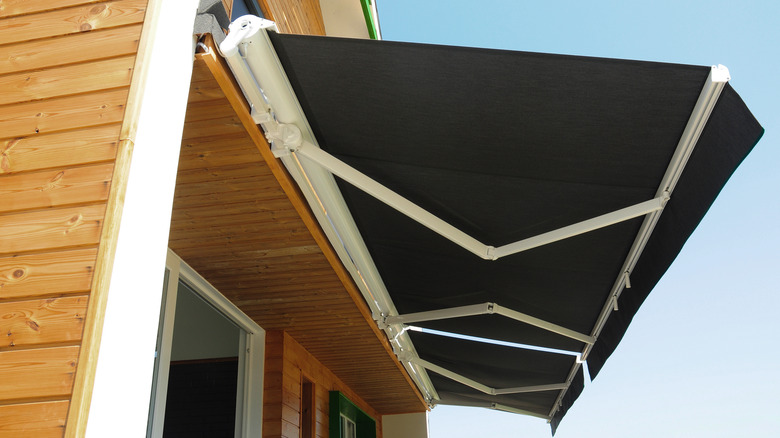 Lateral arm retractable awning