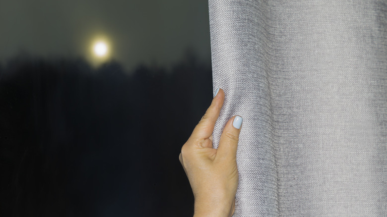 Hand closing curtain